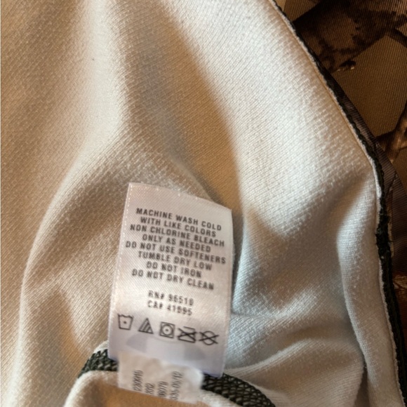 NWOT Women’s Under Armour Camo Long Sleeve Shirt - Picture 5 of 10